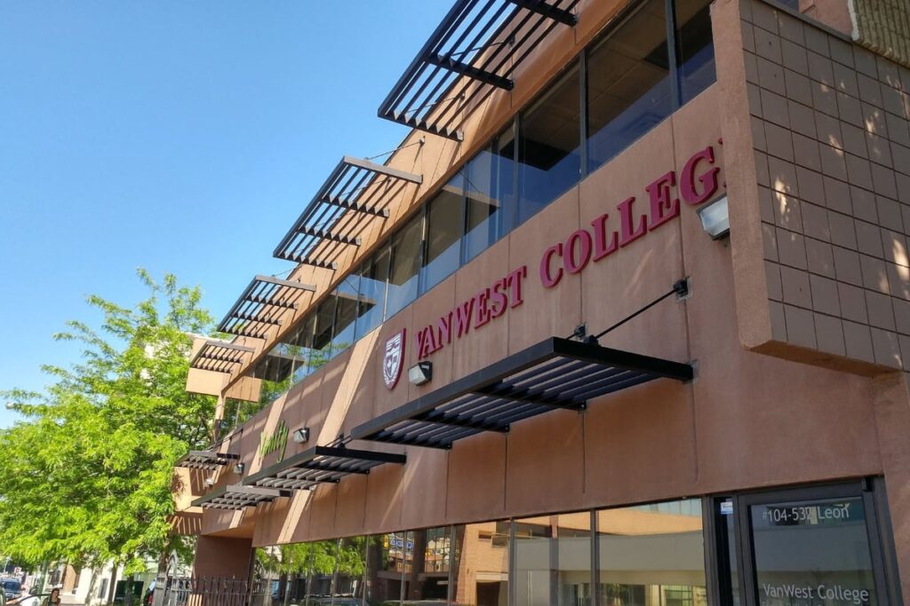 バンウェストカレッジ