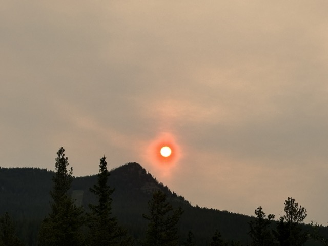 山火事の影響で赤くなった太陽